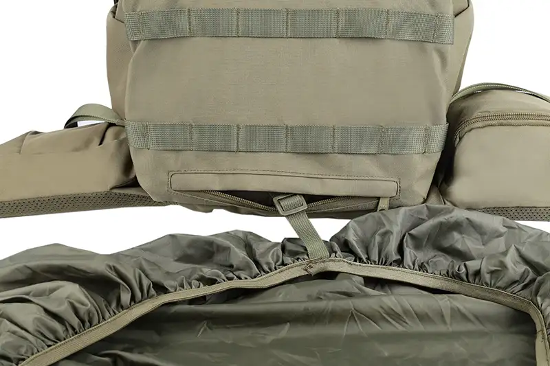 bottom zippered pocket with rain cover